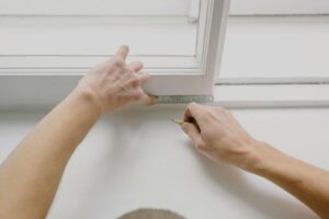 Ukázka špatně provedené montáže okna s nedostatečným kotvením a nevhodně vyřešenou připojovací spárou