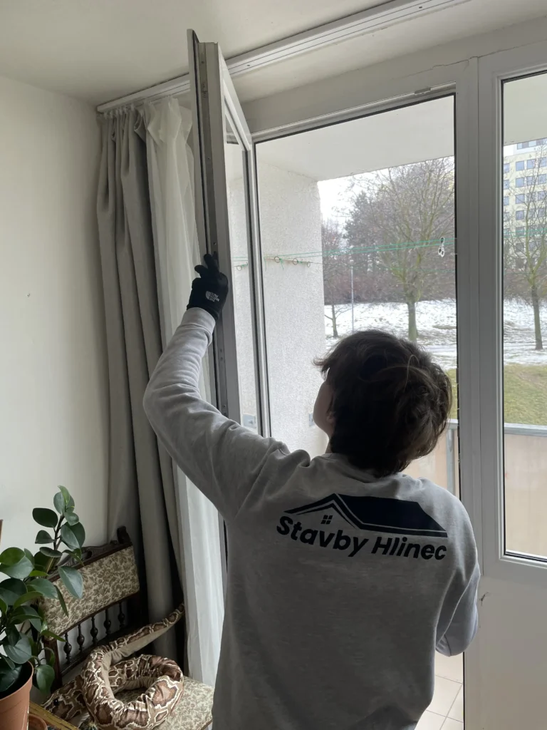 Montáž plastového okna během instalace do stavebního otvoru